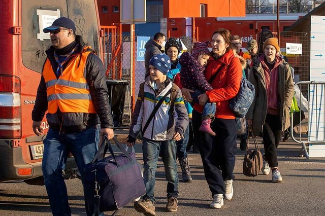 Immer mehr Menschen flchten aus der Ukraine.  | Foto: Christoph Reichwein (dpa)