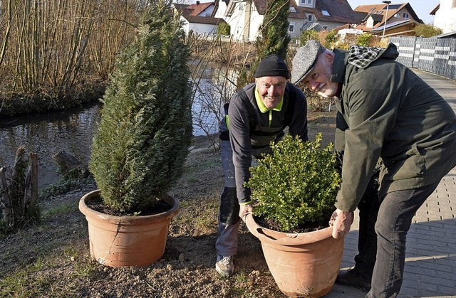 Panco Penevski (links) und Bernd Nssler stellen ein  Zierpflanzentopf auf.  | Foto: Roland Vitt