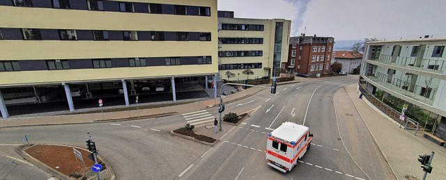 Ein Krankenwagen verlsst das Klinikum Hochrhein in Waldshut.    | Foto: Juliane Schlichter