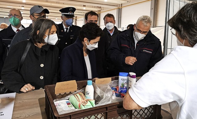 Besuch in der Notunterkunft, von links... und Feuerwehrkommandant Peter Schwinn  | Foto: Ralf Burgmaier