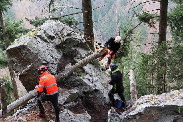 Die Mnner des Sprengteams inspizieren den Felsbrocken im Hllental.  | Foto: Michael Saurer