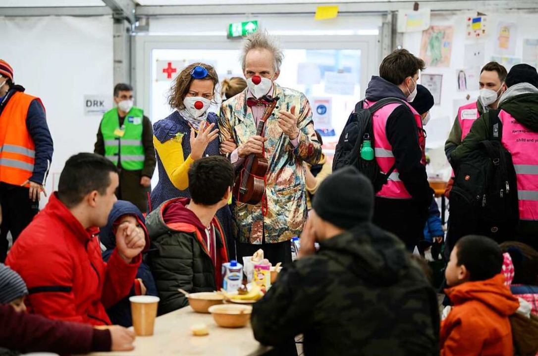 Die Clowns Maria und Filou  machen fr...t am Berliner Hauptbahnhof ihre Spe.  | Foto: Bernd von Jutrczenka (dpa)