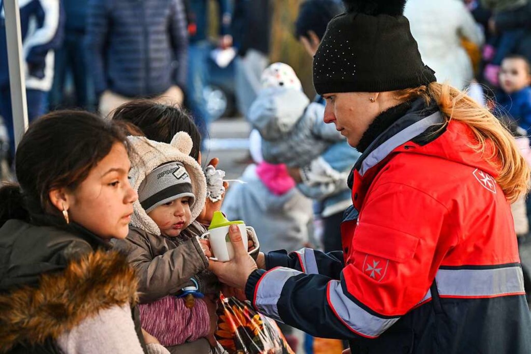 Helfer versorgen Geflchtete an der uk...schen Grenze, wie hier in Beregsurany.  | Foto: Aktion Deutschland Hilft e.V. (dpa)