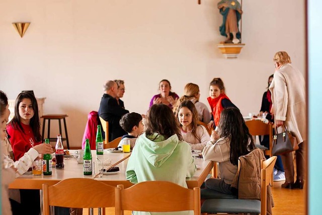 Zu Kaffee und Kuchen trafen sich am Fr...ren Familie die Gste aufgenommen hat.  | Foto: Erika Sieberts