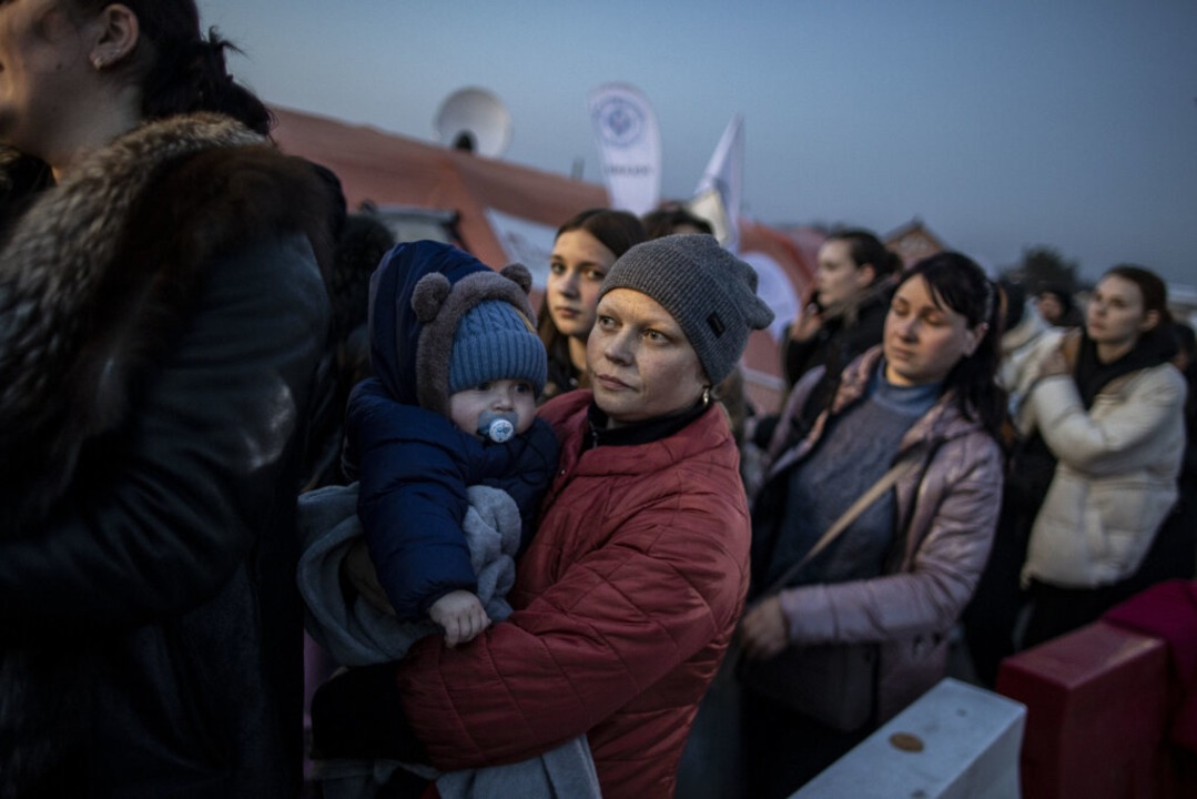 Frauen aus der Ukraine mit ihren Kinde...Helfern in Empfang genommen zu werden.  | Foto: Christoph Reichwein (dpa)