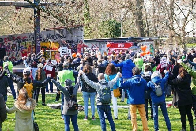 Rund 300 demonstrieren in Offenburg gegen das Infektionsschutzgesetz