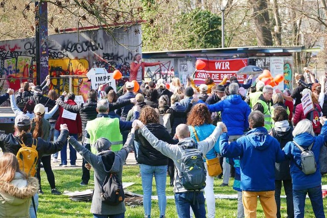 Teilnehmer aus mehreren Initiativen de... Kundgebung im Offenburger Brgerpark.  | Foto: Helmut Seller