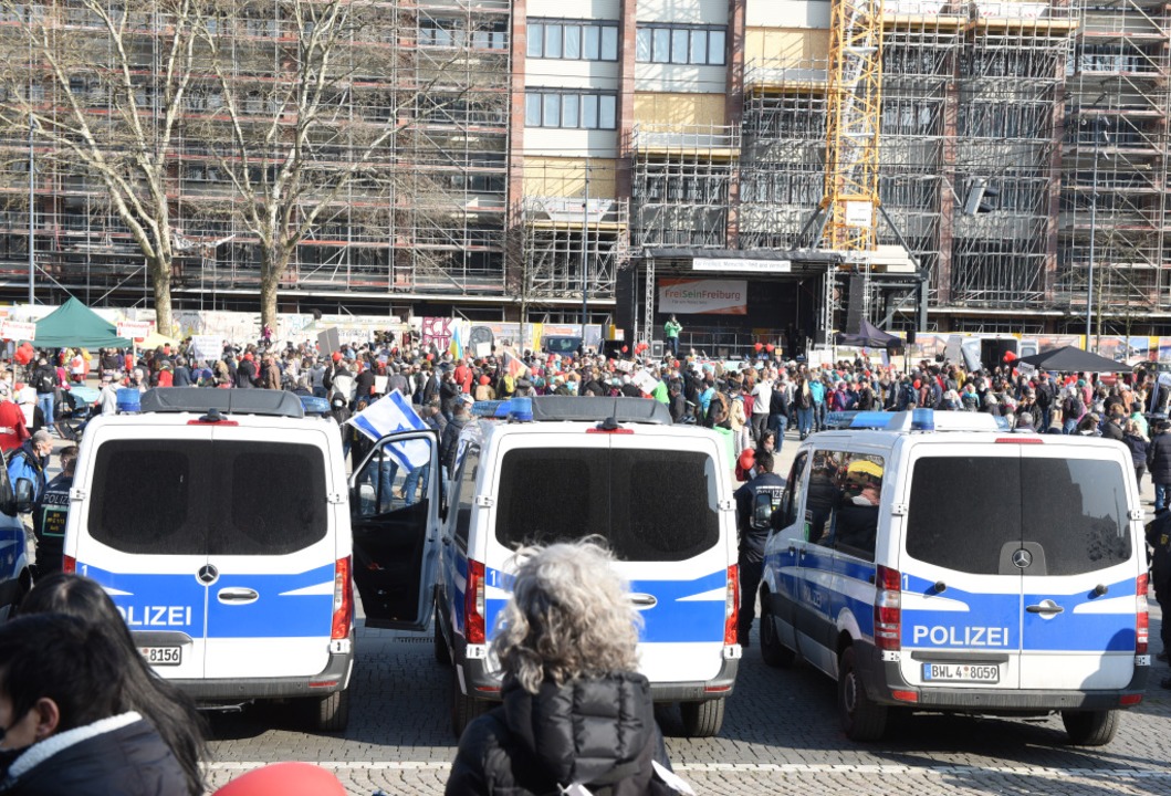 Die Polizei ist mit einem groen Aufgebot auf dem Platz der Alten Synagoge.  | Foto: Rita Eggstein