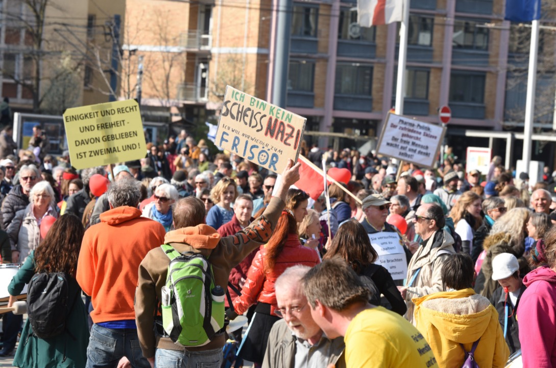 Die Demonstration von Corona-Manahmen...kurzer Zeit durch die Polizei beendet.  | Foto: Rita Eggstein
