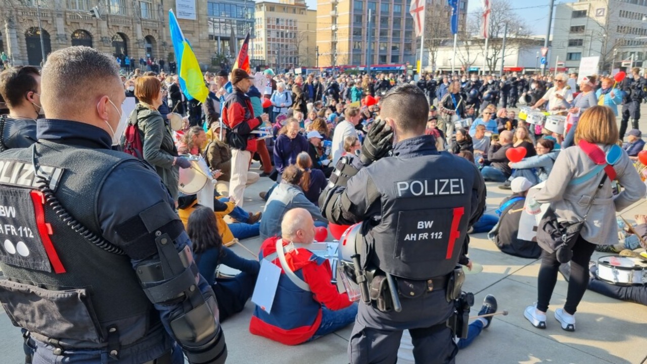 Die verbliebenen Teilnehmer sind gegen...0; (&#8222;Friede sei mit dir&#8220;).  | Foto: Rita Eggstein