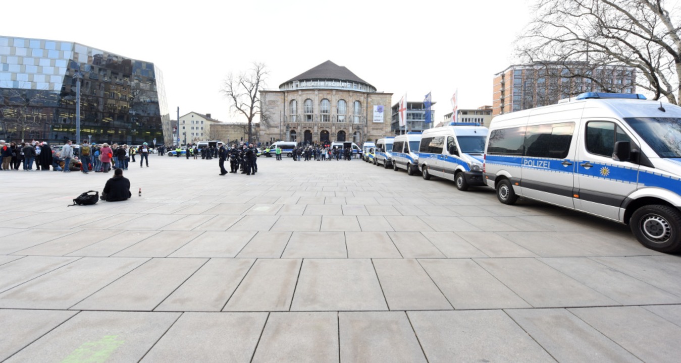 18 Polizeifahrzeuge bildeten eine Wand rund um den Platz der Alten Synagoge.  | Foto: Rita Eggstein
