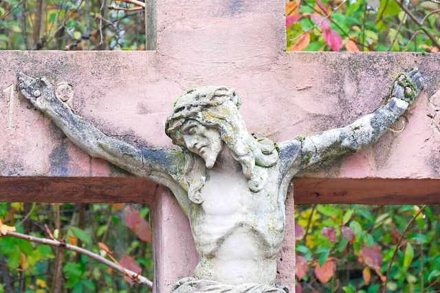 Die Christusfigur ist grer als die u...rdeckt einen Teil der Jahreszahl 1868.  | Foto: Georg Trickes