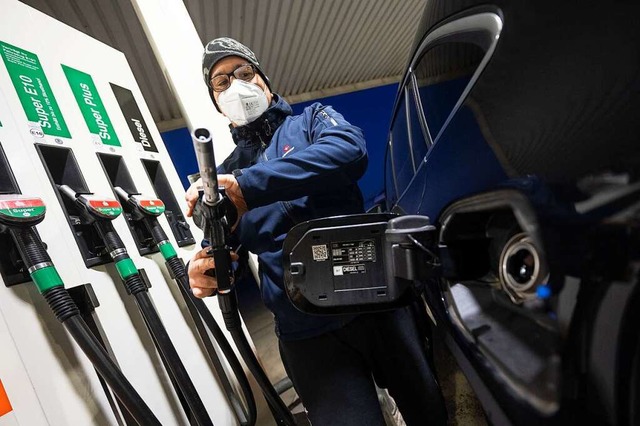 Tanken ist eine teure Angelegenheit geworden.  | Foto: Marijan Murat (dpa)