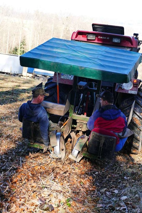Zur am Traktor angehngten Setzmaschin...cken dann die Erde um den Setzling an.  | Foto: Victoria Langelott