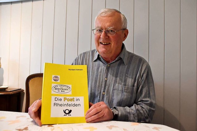 Briefmarkensammler Norbert Amrein mit ...&#8222;Die Post von Rheinfelden&#8220;  | Foto: Horatio Gollin