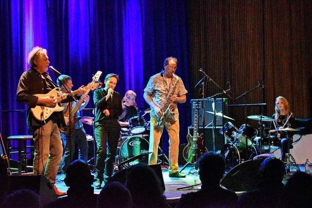Hary de Villes Real Bluesband feiert mitreißende Party im Burghof Lörrach