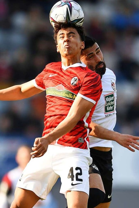 Der Freiburger U-19-Spieler Amney Mout...n Drittligadebt gegen Kaiserslautern.  | Foto: Achim Keller