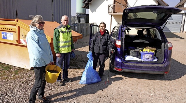 Noch etwas zurckhaltend war  die Mitw...huppan vom Bauhof  und die  Pfarrerin.  | Foto: Dieter Erggelet