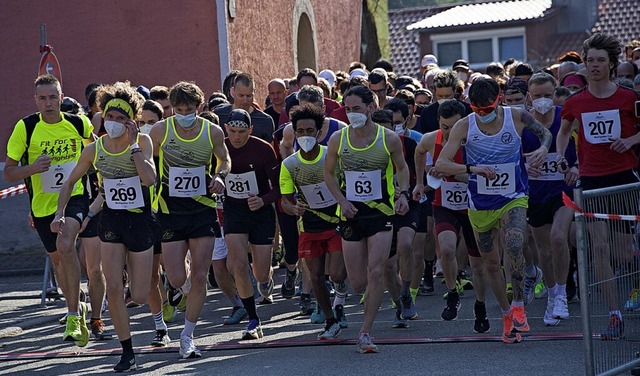 Fast 300 Luferinnen und Lufer waren beim Hauptlauf am Start.  | Foto: Volker Mnch