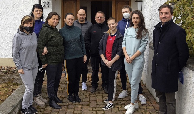 Frauen, die vor dem Krieg aus der Ukra...rmeister Sebastian Stiegeler (rechts).  | Foto: Stefan Pichler