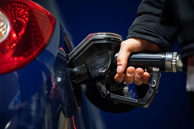 Tankfllungen sind teurer geworden &#8...uch Einkufe und Heizen, zum Beispiel.  | Foto: Marijan Murat (dpa)