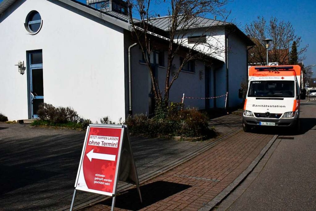 Ein Hinweisschild weist den Weg zur Sonderimpfaktion in Rheinfelden.  | Foto: Heinz und Monika Vollmar