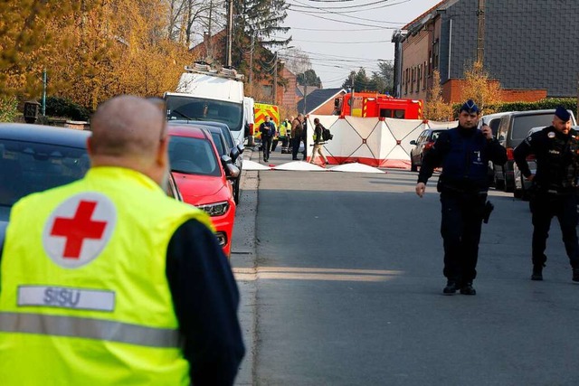 Weitrumig abgesperrt ist der Unfallort  in der Gemeinde Strpy-Bracquegnies.  | Foto: Nicolas Maeterlinck (dpa)