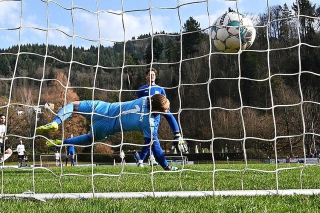 Wieder hat es eingeschlagen im Gehuse...gegen den SC Lahr hinter sich greifen.  | Foto: Achim Keller