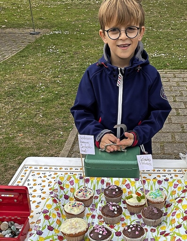 Henri an seinem Muffinstand fr die Ukraine  | Foto: Mario Schneberg