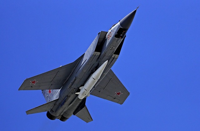 Ein Mikoyan MiG-31 Abfangjger ist mit der Kinschal-Rakete beladen.  | Foto: Pavel Golovkin (dpa)