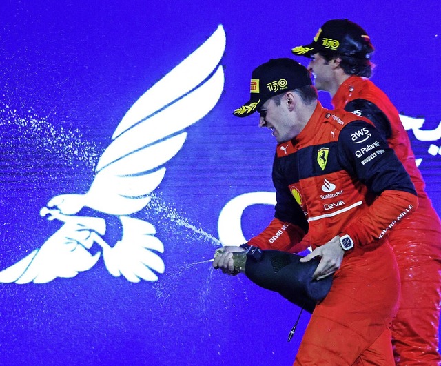 Charles Leclerc (vorn) und Carlos Sain...tzen Flssiges bei der Siegerehrung.    | Foto: GIUSEPPE CACACE (AFP)
