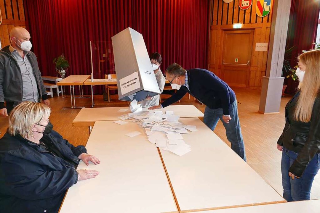 Im Wahllokal Bleibach im Bürgersaal wu...ach 18 Uhr die Stimmzettel ausgekippt.  | Foto: Sylvia Sredniawa
