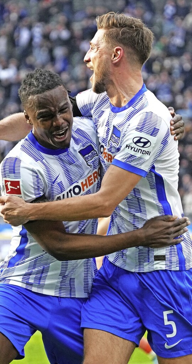 Niklas Stark (rechts) feiert mit Dedryck Boyata den Kopfballtreffer zum 1:0.  | Foto: Soeren Stache (dpa)