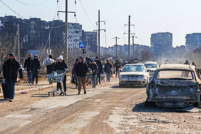 Bewohner von Mariupol auf der Flucht  | Foto: IMAGO/Mihail Andronik