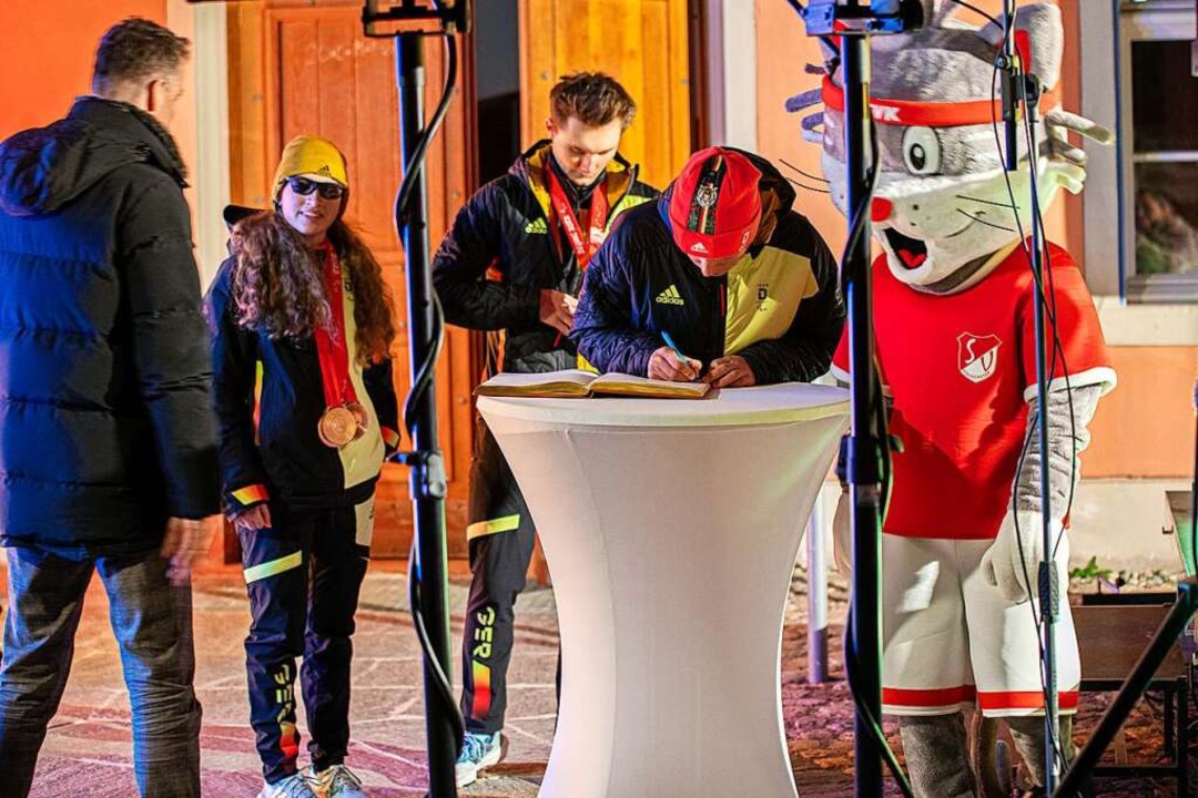 Auch Begleitlufer Valentin Haag trgt...ene Buch der Gemeinde Kirchzarten ein.  | Foto: Hubert Gemmert