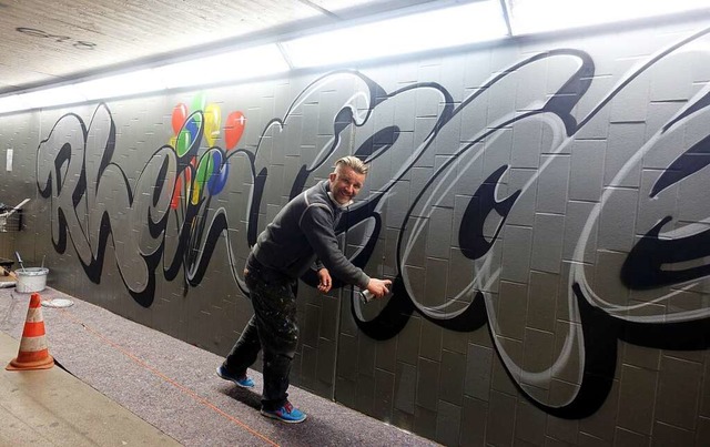 Graffiti-Knstler Wolfgang Krell hat z...hnhofsunterfhrung kunstvoll verziert.  | Foto: Roswitha Frey