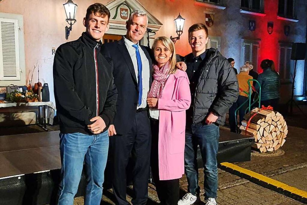 Oliver Rein mit seiner Familie am Wahlabend vor dem Rathaus  | Foto: Eberhard Kopp
