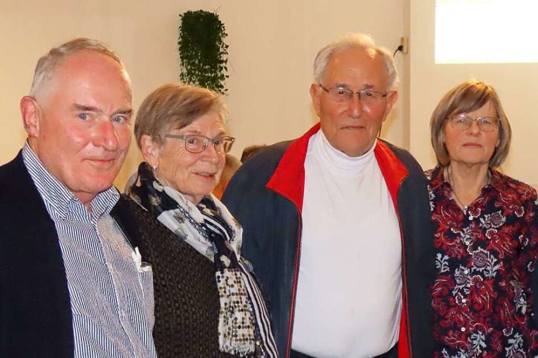 Die  Geehrten (von links):  Joachim Sc... Hrner sowie Else Schultze (40 Jahre)  | Foto: Gerd Leutenecker