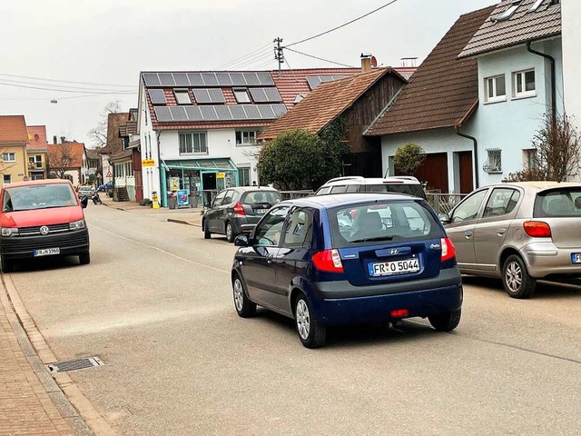 In Hugstetten kann es schon mal eng werden: wegen parkender Autos.  | Foto: Mario Schneberg