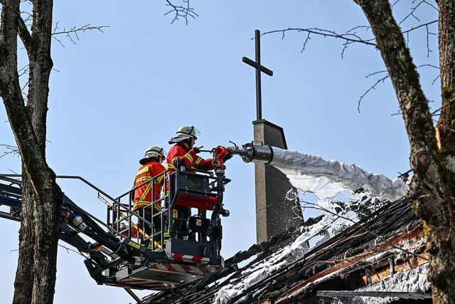 Nach dem nchtlichen Brand der Frieden... nochmals an einer Stelle aufgeflammt.  | Foto: Felix Kstle (dpa)