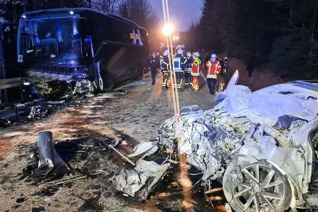 Auto prallt auf Bus – ein Toter und 13 Verletzte bei St. Märgen
