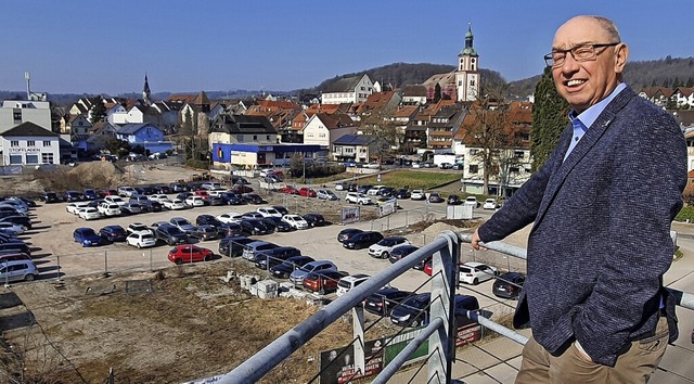 Dort unten will er bauen: Klaus Werne auf der Dachterrasse seiner Firma  | Foto: Juliane Schlichter