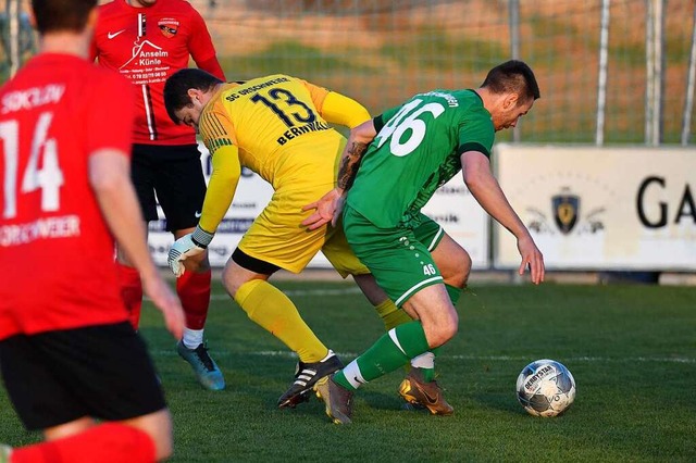 Sekunden vor dem 1:0 fr Grafenhausen:...vertndelt den Ball gegen Jozef Debnar  | Foto: Wolfgang Kuenstle