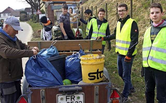 Saubere Sache: Jugendliche des Schtze...dog beim Mlleinsammeln in Eichstetten  | Foto: Horst David