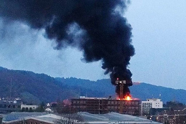 Baustellenbrand in Freiburg &#8211; schwarzer Rauch ber der Innenstadt.  | Foto: Karl Heidegger