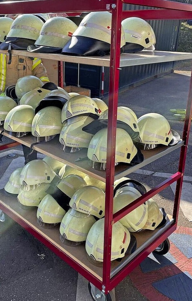 Feuerwehrhelme aus Waldkirch sollen di...eraden in der Ukraine besser schtzen.  | Foto: Feuerwehr Waldkirch