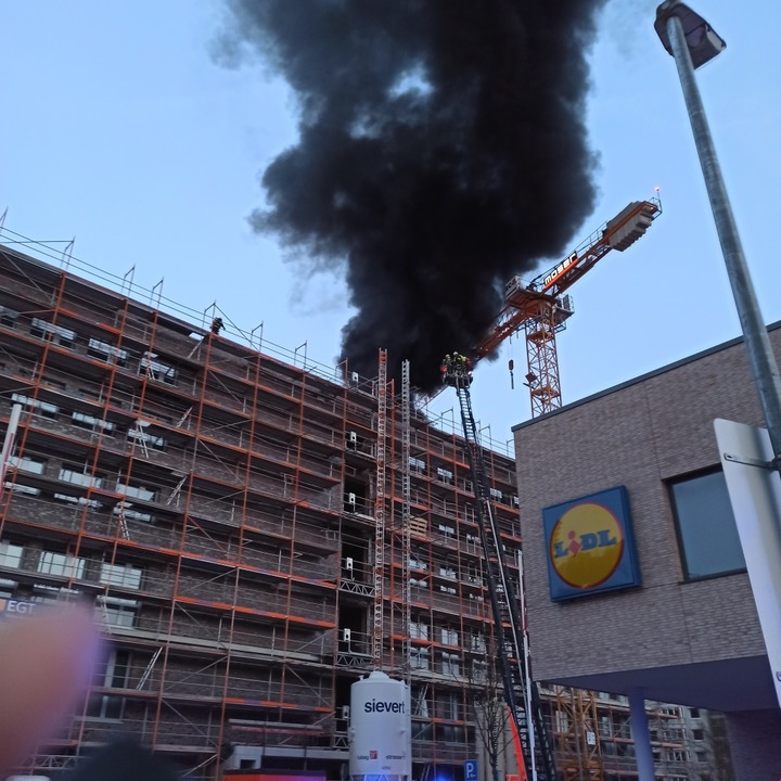 Baustellenbrand in Freiburg &#8211; schwarzer Rauch über der Innenstadt.  | Foto: Cornelia Kaltenbach