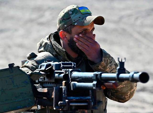 Ukrainischer Soldat an der Front nahe ...sche Soldaten Schtzengrben ausheben.  | Foto: GENYA SAVILOV (AFP)