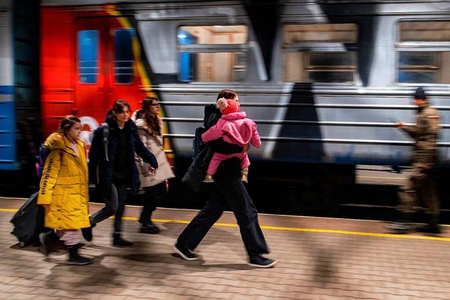 Flchtlinge aus der Ukraine kommen am ...mit dem Zug im polnischen Przemysl an.  | Foto: Christoph Reichwein (dpa)