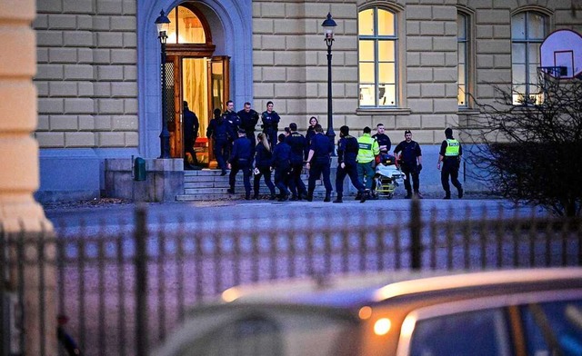 Malm: Polizeibeamte betreten den Tatort an einer Schule.  | Foto: Johan Nilsson (dpa)